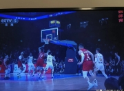 JJB- 篮球巡回赛上演强强对话，粤西猎隼队鏖战云贵银狐队，多点开花奏效；细节处理更胜一筹